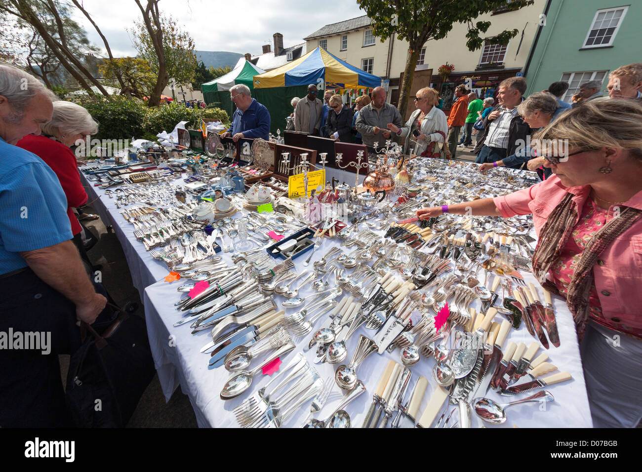 Usato argenteria e posate in vendita presso stand di mercato, Abergavenny Food Festical, Wales, Regno Unito Foto Stock