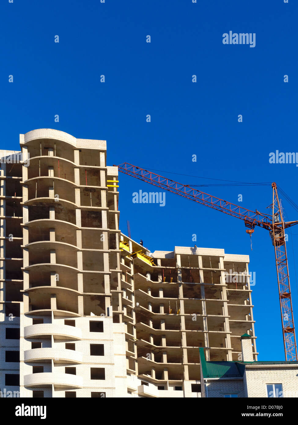 La costruzione di nuovi edifici residenziali con colata di calcestruzzo Foto Stock
