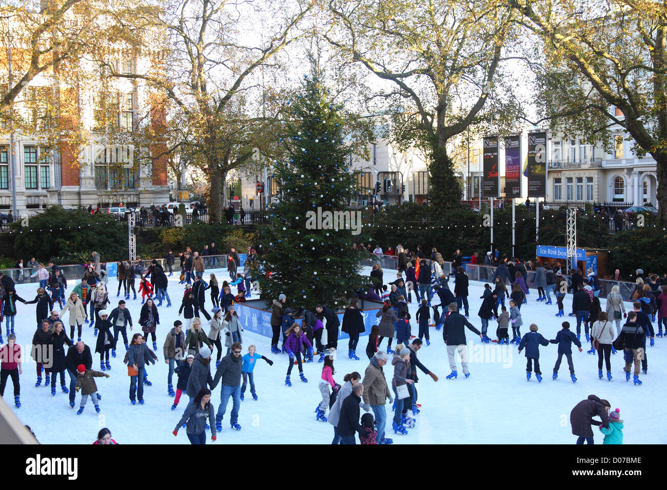 Pista di pattinaggio su ghiaccio a Xmas Museo di Storia Naturale di Londra Foto Stock