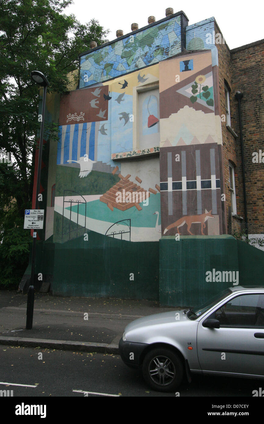 Uno dei due murales sulla strada Bellefields da London Wall arte pubblica - 1987 Foto Stock