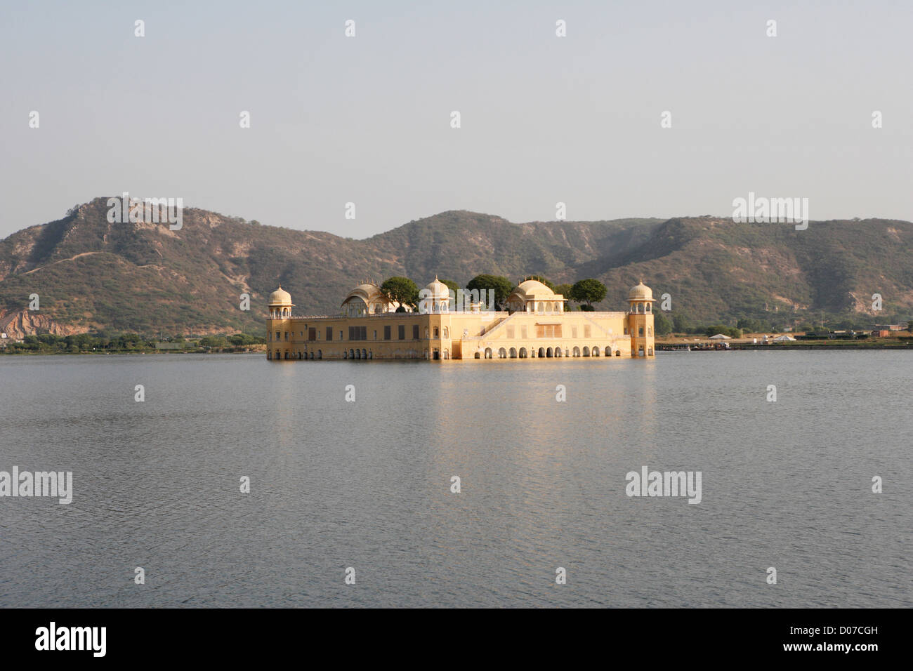 Jal Mahal nell'uomo Sagar lago nella città di Jaipur, Rajasthan, India Foto Stock