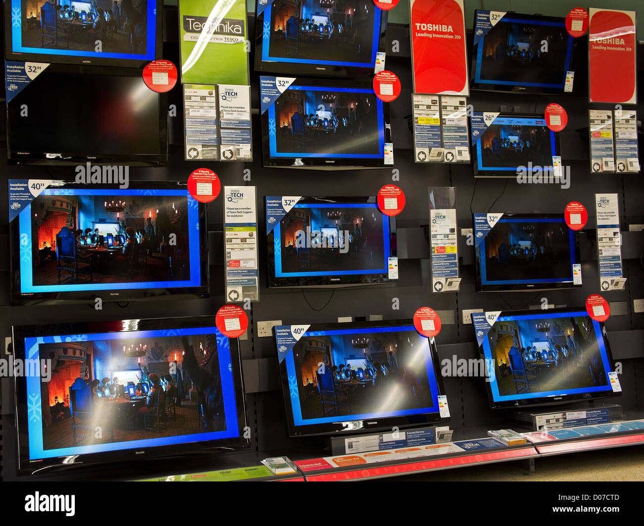 Televisione a schermo piatto imposta per la vendita nel supermercato uk Foto Stock
