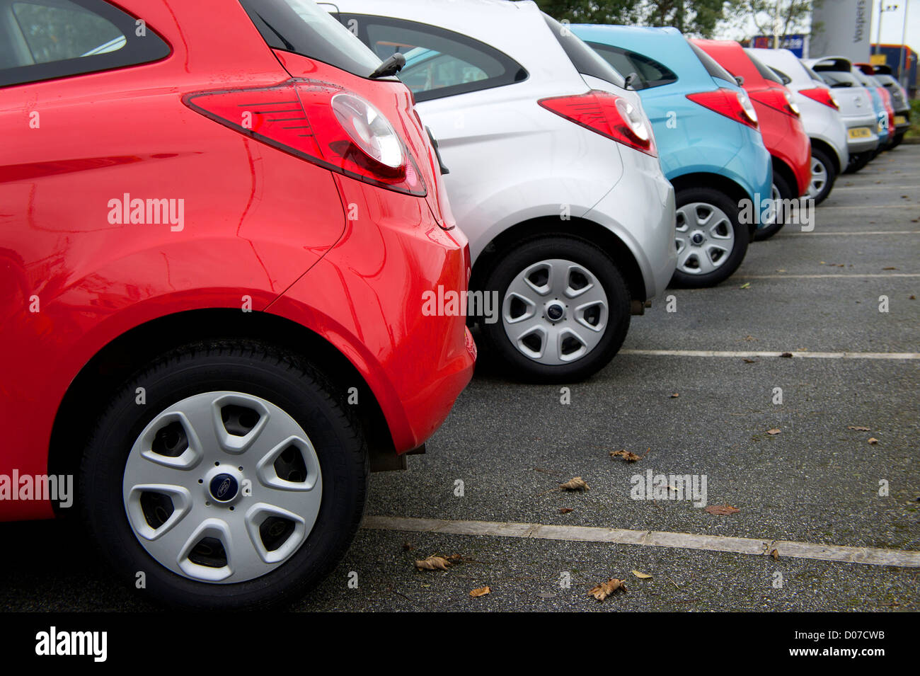 Ford KAs su un piazzale di garage Foto Stock