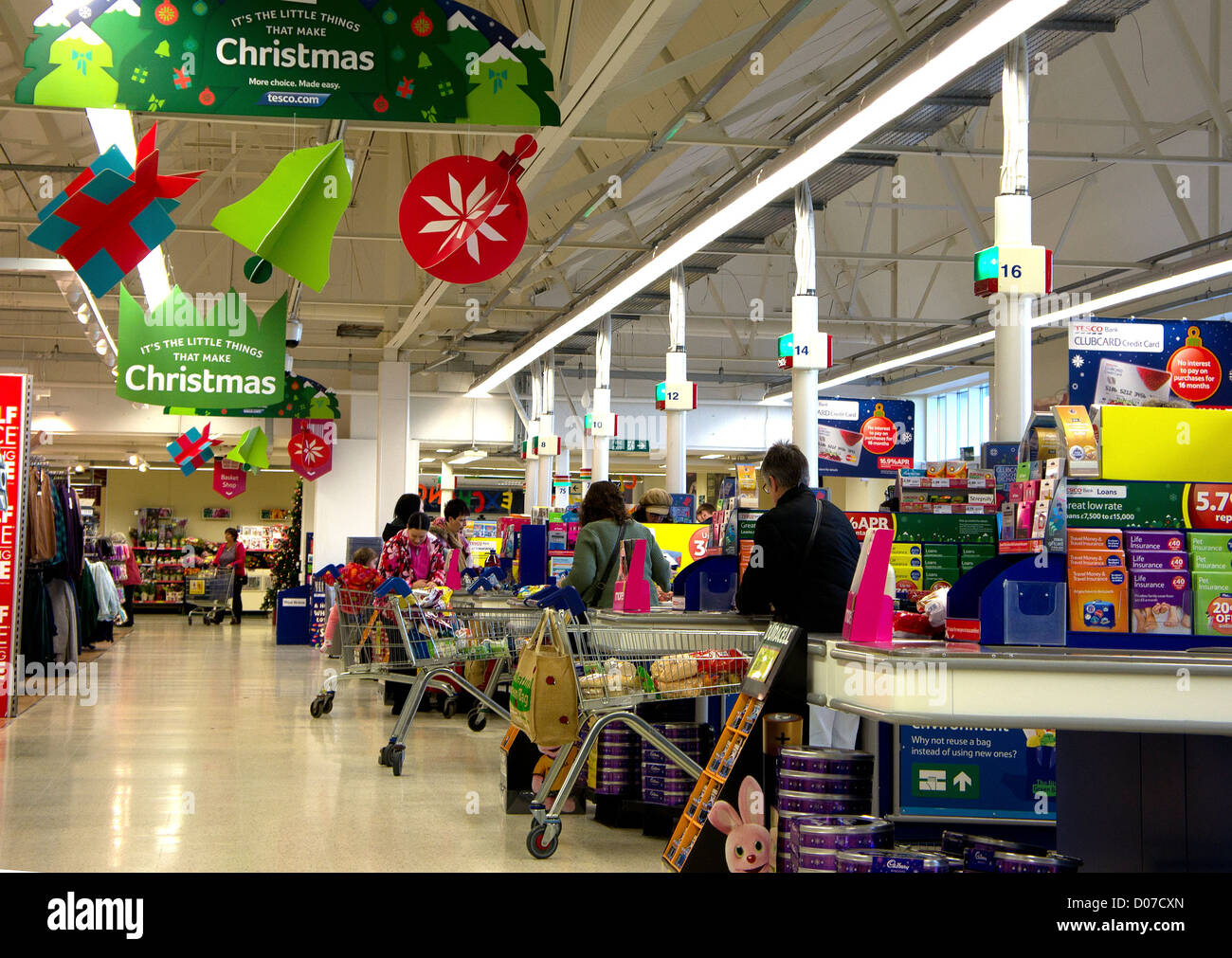 Un vuoto negozio Tesco a natale Foto Stock
