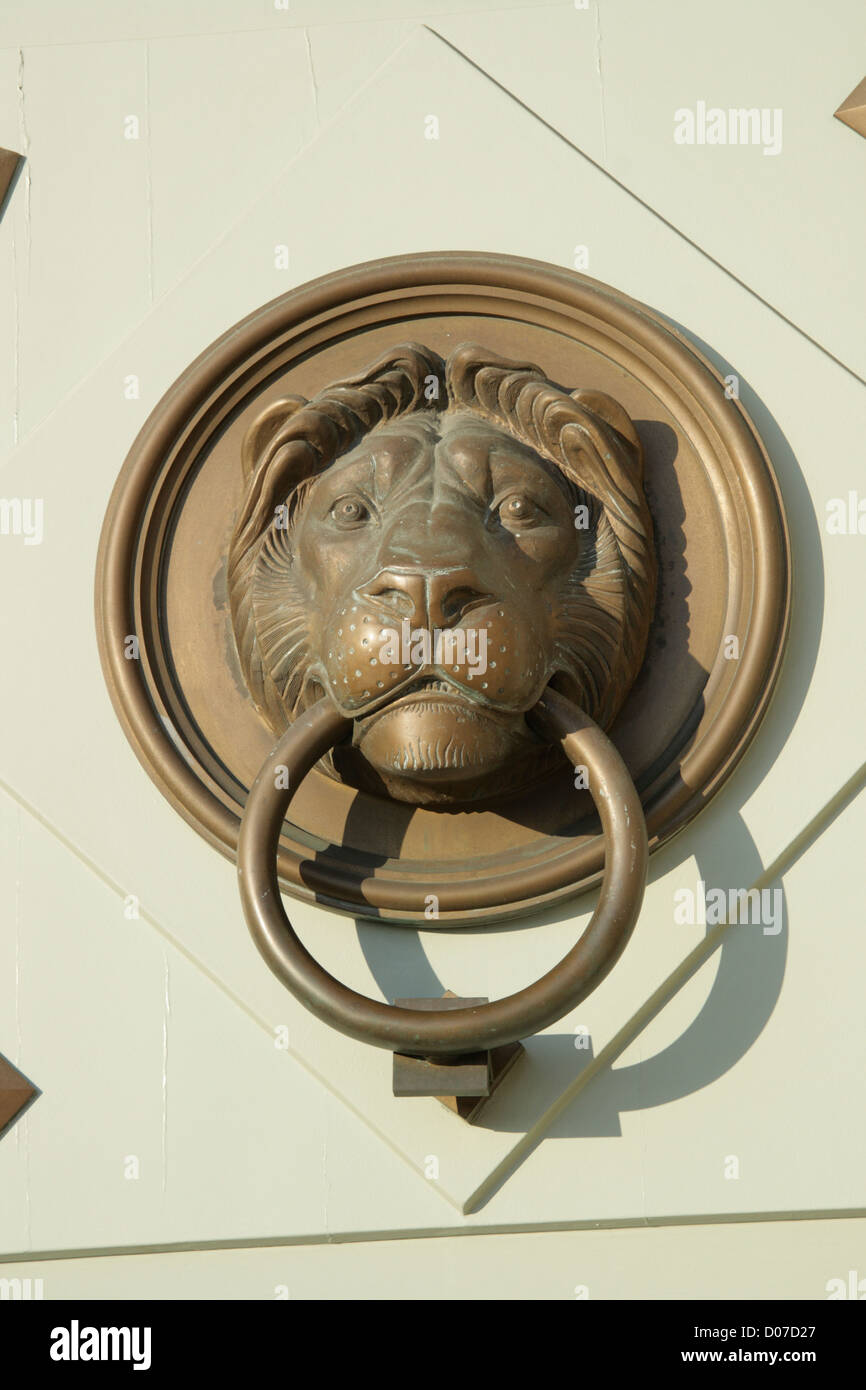 Maniglia porta in bronzo, Palazzo Sandor, Budapest, Ungheria, Europa Foto Stock