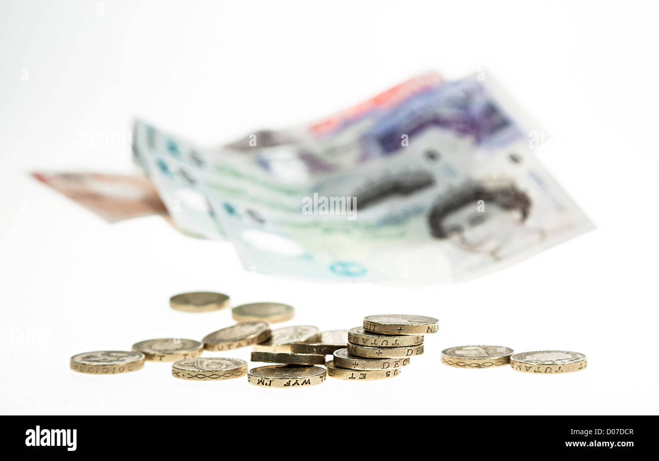 Sterlina inglese di denaro con cancelletto di banconote e monete in distanza REGNO UNITO Foto Stock