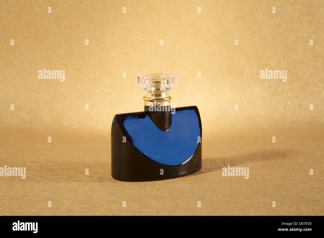 Dark crystal bottiglia su golden carta testurizzata di still life Foto Stock