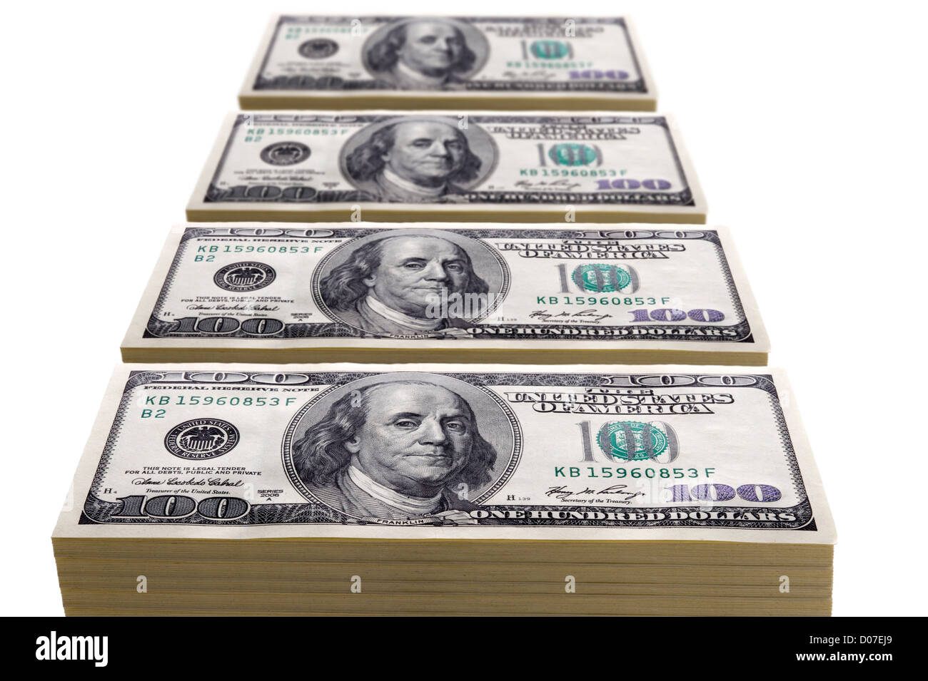 Pile di banconote da cento dollari in righe o linee su bianco Foto Stock