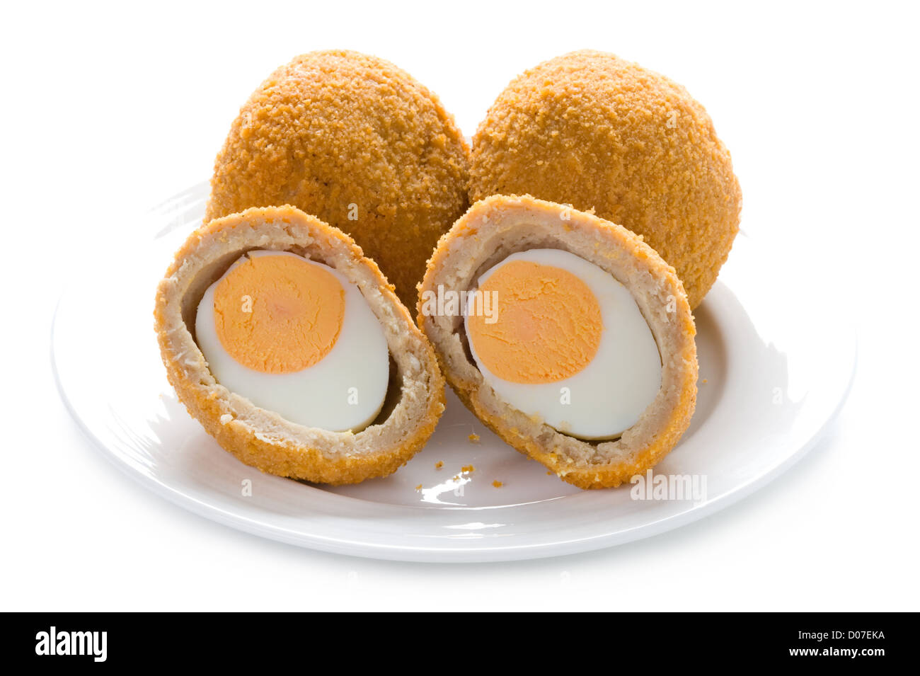 Scotch uova su una piastra isolata su bianco Foto Stock