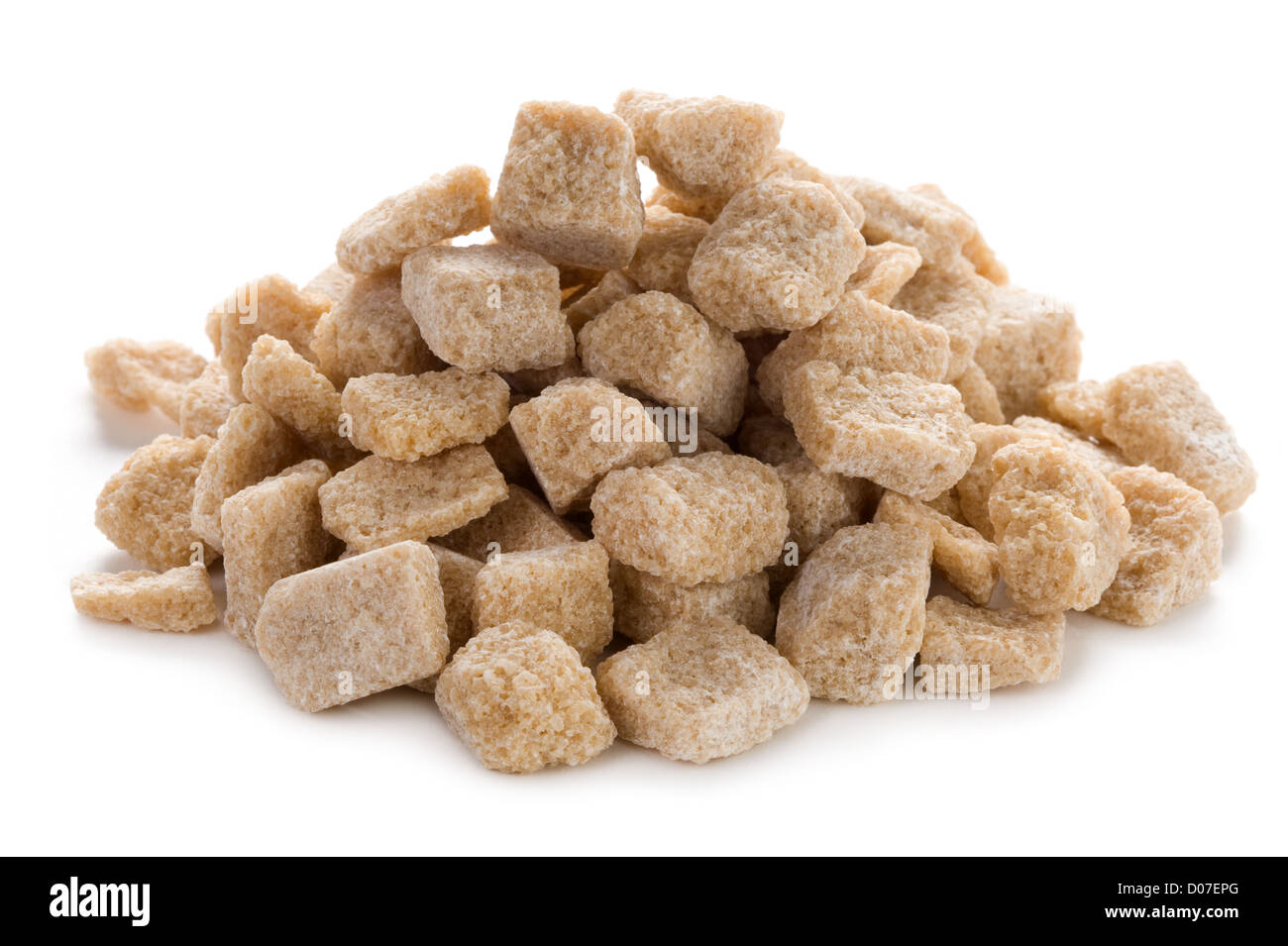 Rough cut brown di zucchero di canna grezzo Demerara cubetti isolati su sfondo bianco Foto Stock