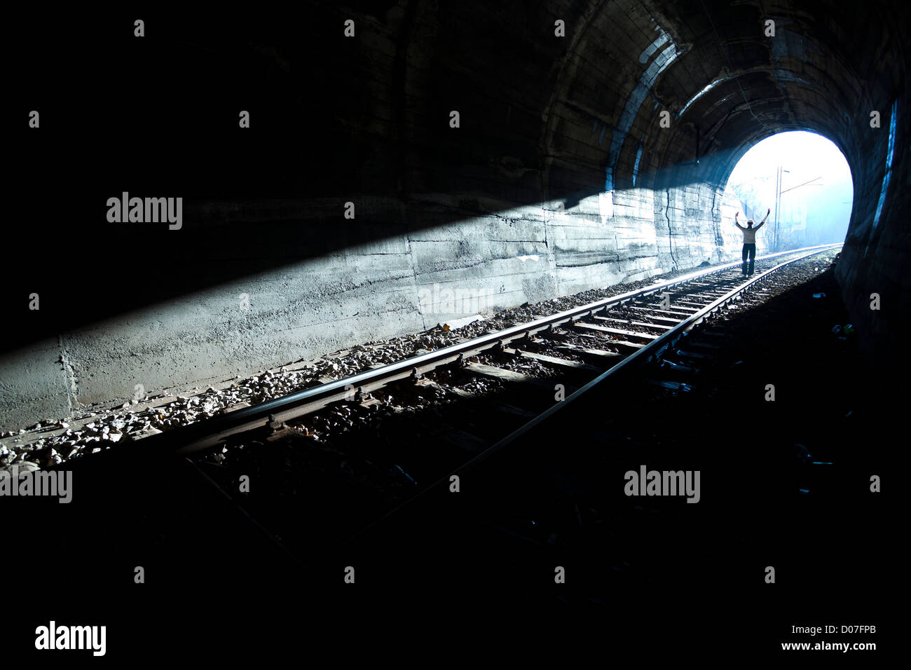 Uscire da darknes - la luce alla fine del tunnel Foto Stock