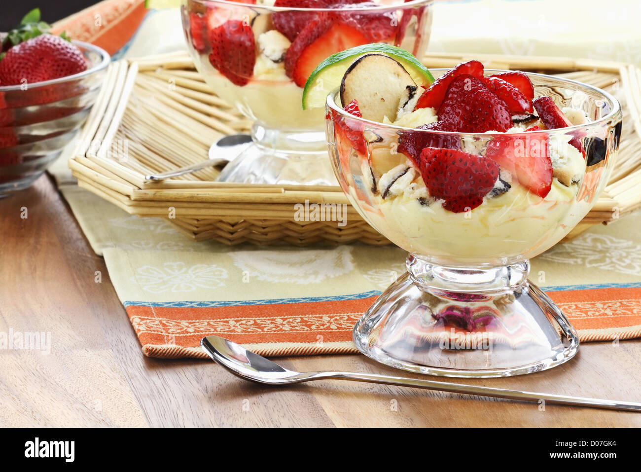 Freeform Strawberry Cheesecake con biscotti e una fetta di limone. Profondità di campo. Foto Stock