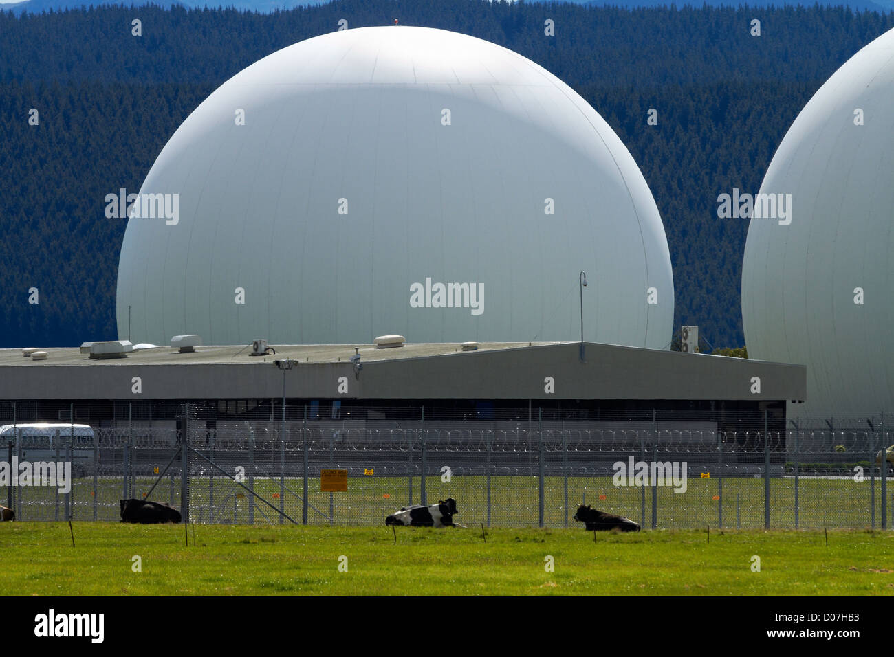 Cupole che coprono le antenne paraboliche Waihopai Base di spionaggio e terreni agricoli, Waihopai Valley, vicino a Blenheim, Marlborough, Nuova Zelanda Foto Stock