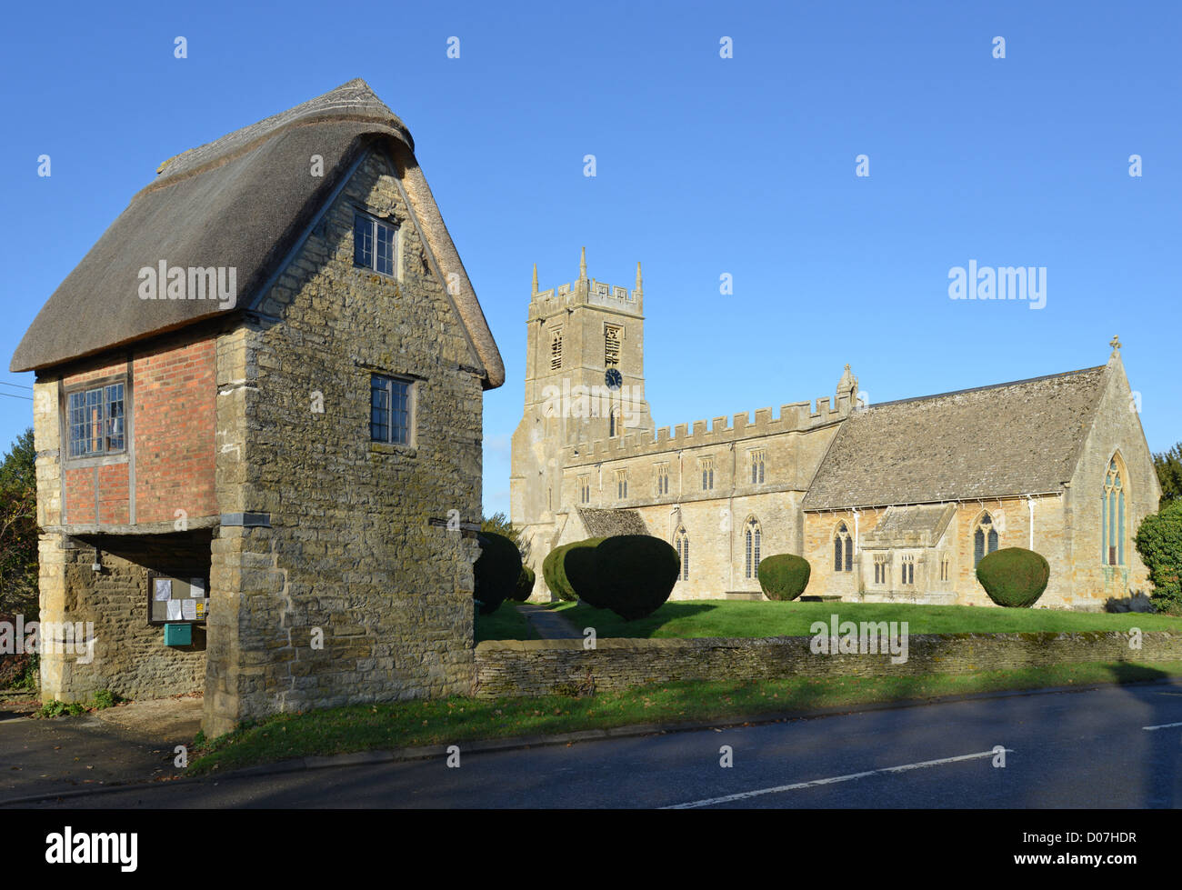 Il Lych gate e il XIII secolo la chiesa di San Pietro e di San Paolo, Long Compton, Warwickshire, Inghilterra, Regno Unito Foto Stock