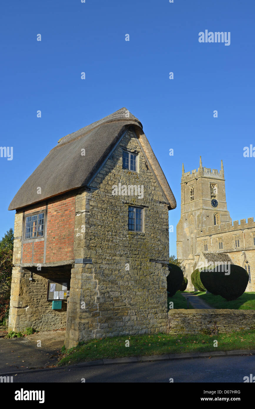 Il Lych gate e il XIII secolo la chiesa di San Pietro e di San Paolo, Long Compton, Warwickshire, Inghilterra, Regno Unito Foto Stock
