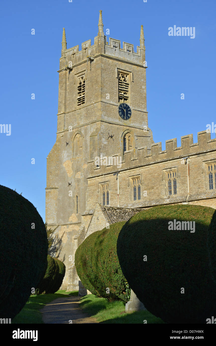 Il XIII secolo la chiesa di San Pietro e di San Paolo, Long Compton, Warwickshire, Inghilterra, Regno Unito Foto Stock