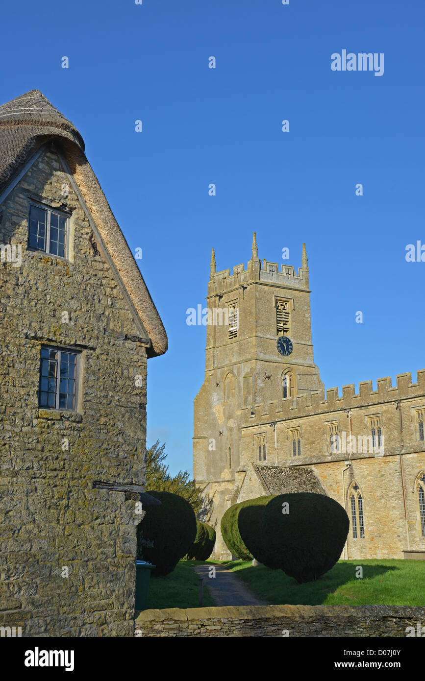 Il XIII secolo la chiesa di San Pietro e di San Paolo, Long Compton, Warwickshire, Inghilterra, Regno Unito Foto Stock