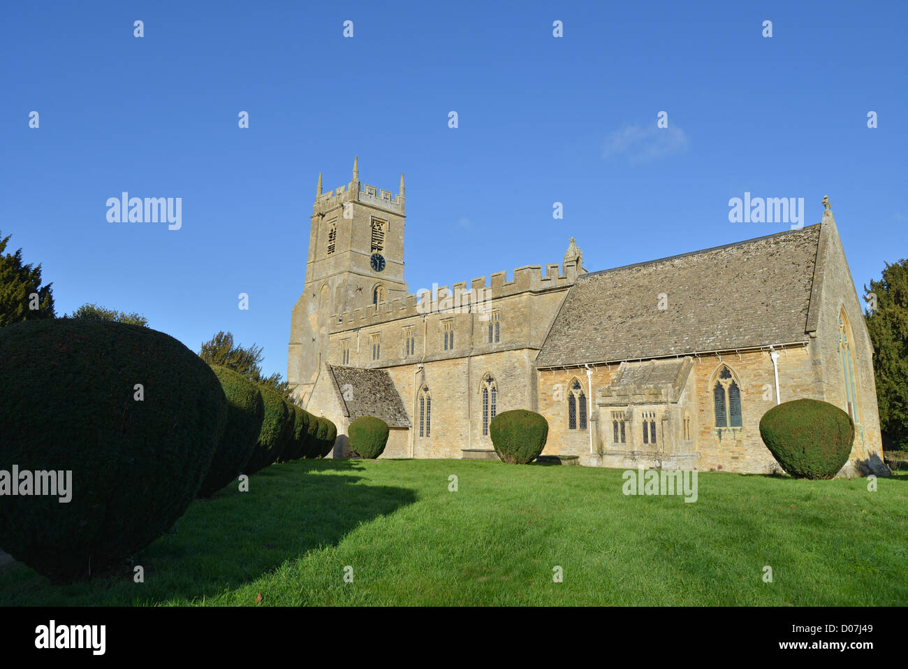 Il XIII secolo la chiesa di San Pietro e di San Paolo, Long Compton, Warwickshire, Inghilterra, Regno Unito Foto Stock