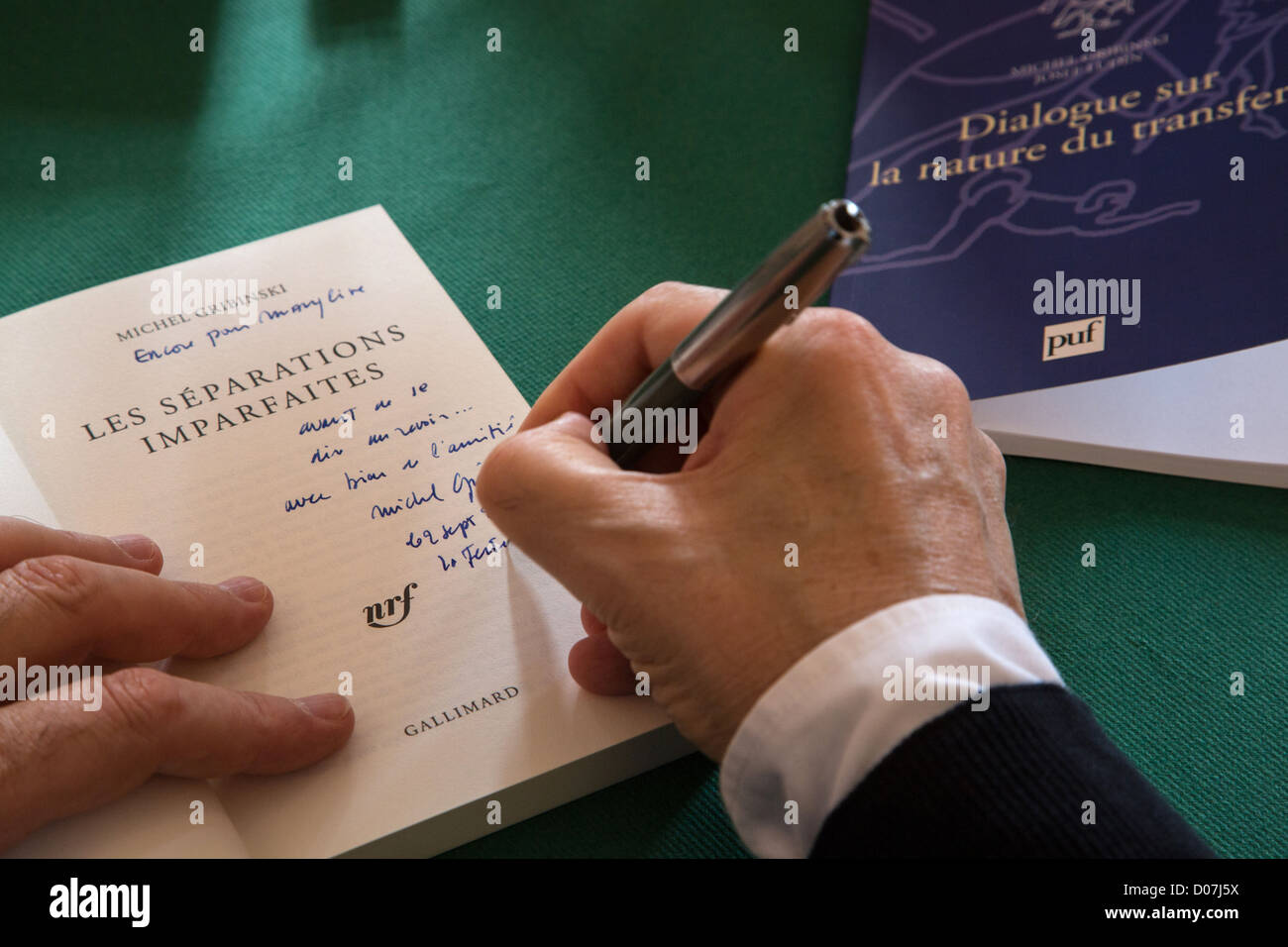 La dedizione DAGLI AUTORI BOOK FESTIVAL DOMAINE DE SAINT-SIMON LA FERTE-VIDAME EURE-ET-LOIR (28) FRANCIA Foto Stock