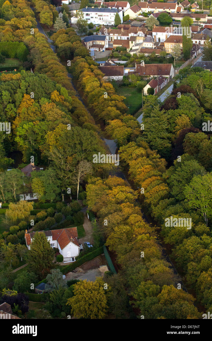 Vista aerea dei percorsi che conducono al CHATEAU LA FERTE VIDAME PERCHE EURE-ET-LOIR (28) FRANCIA Foto Stock