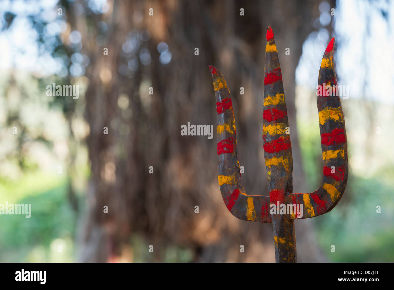 Tridente decorativo nella parte anteriore di un indù tempio di Shiva nella campagna indiana. Andhra Pradesh, India Foto Stock