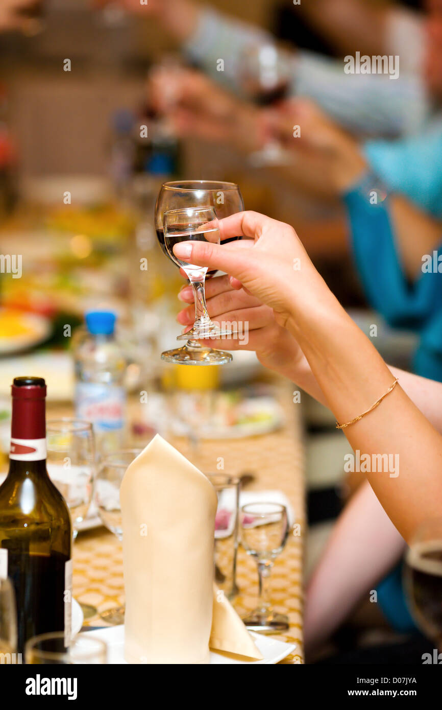 Evento di festa la gente acclamava ogni altra con champagne e vino Foto Stock