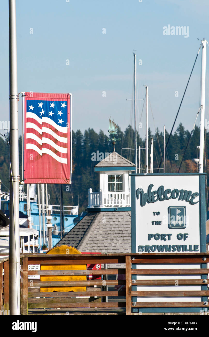 Noi, WA, Kitsap County, Brownsville. Active marina è situato di fronte al Port Orchard si restringe sulla penisola di Kitsap Foto Stock