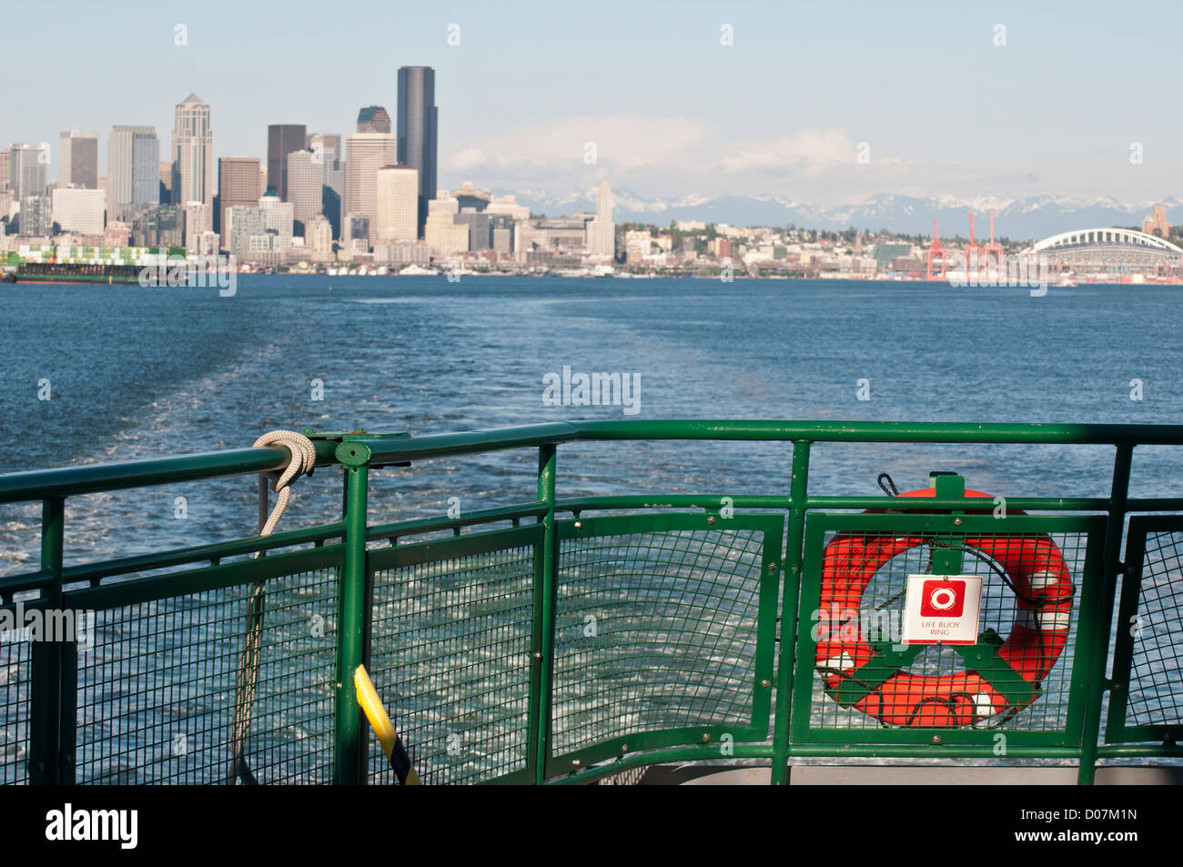 Noi, WA, Seattle, Puget Sound. Bainbridge Island Ferry si diparte da Elliott Bay Foto Stock