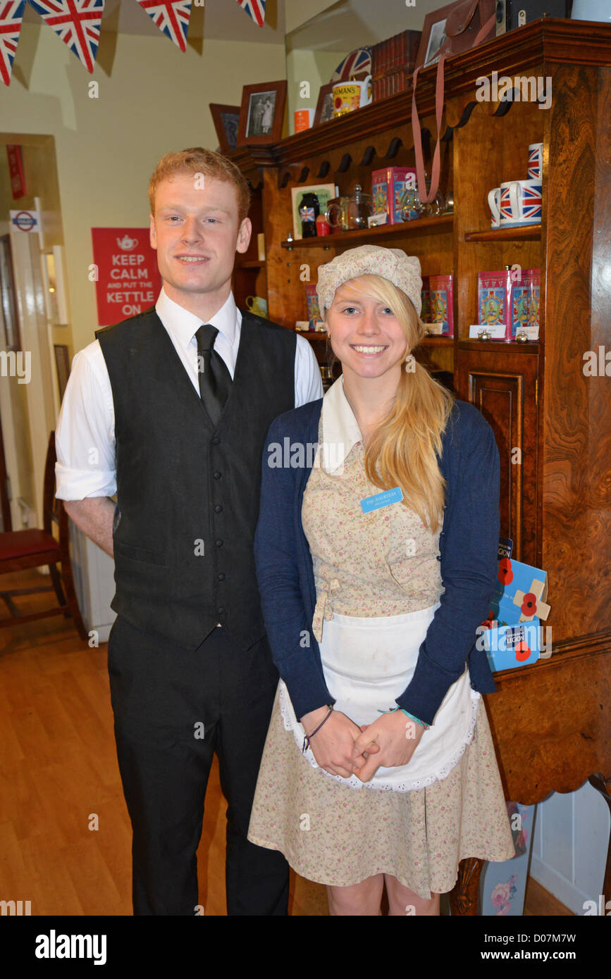 Cameriere e cameriera al Fourteas 1940's tea shop, Union Street, Stratford-upon-Avon, Warwickshire, Inghilterra, Regno Unito Foto Stock