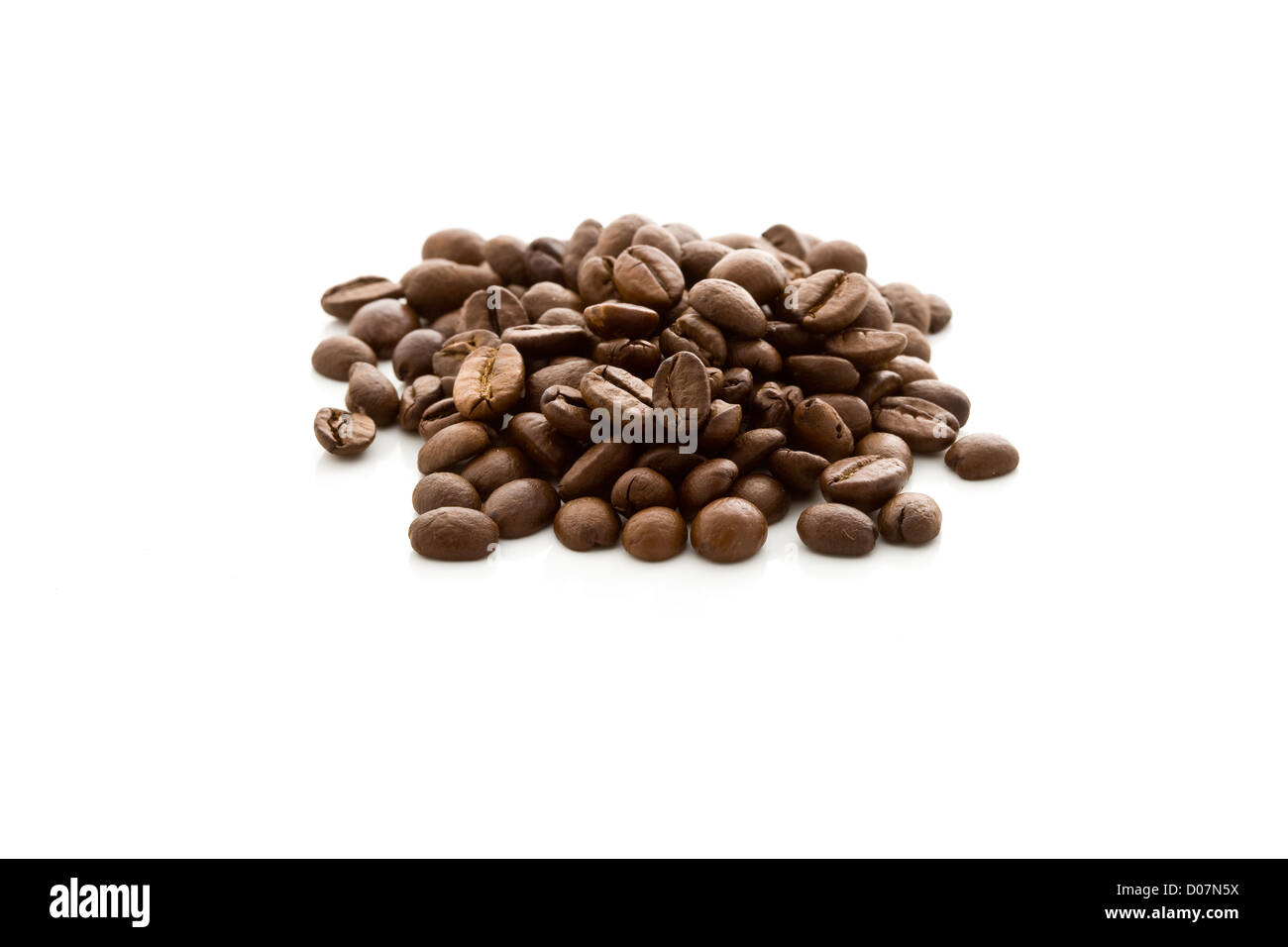 Foto di deliziosi caffè in chicchi di colore bianco su sfondo isolato Foto Stock