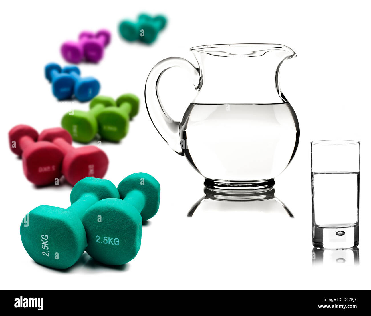 Uno stile di vita sano - acqua in una brocca di vetro e con manubri Foto Stock