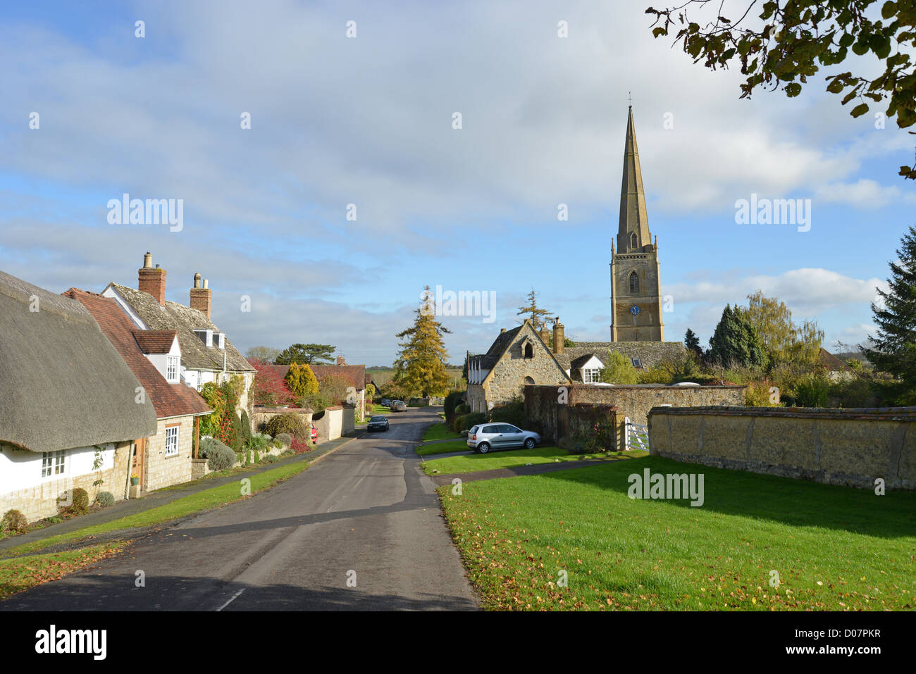 Vista del villaggio che mostra San Gregorio la Chiesa, Tredington, Warwickshire, Inghilterra, Regno Unito Foto Stock