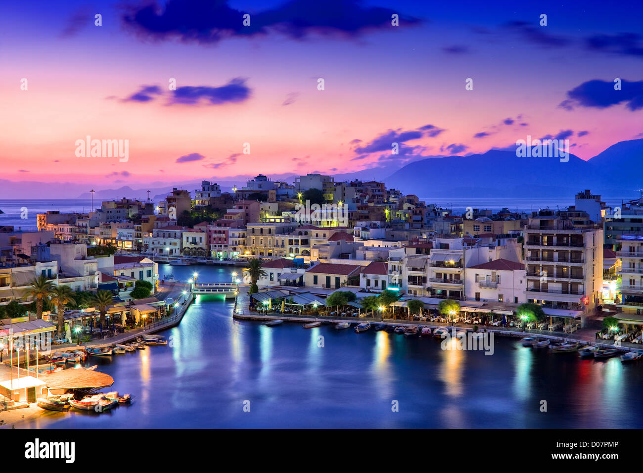 Agios Nikolaos. Pittoresca cittadina nella parte orientale dell'isola di Creta costruita sul lato nord-ovest della tranquilla baia di Mirabello. Foto Stock