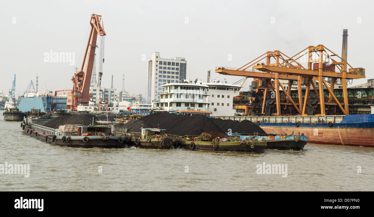 Le navi da carico caricato con terre rare il suolo per esportare in Cina Foto Stock