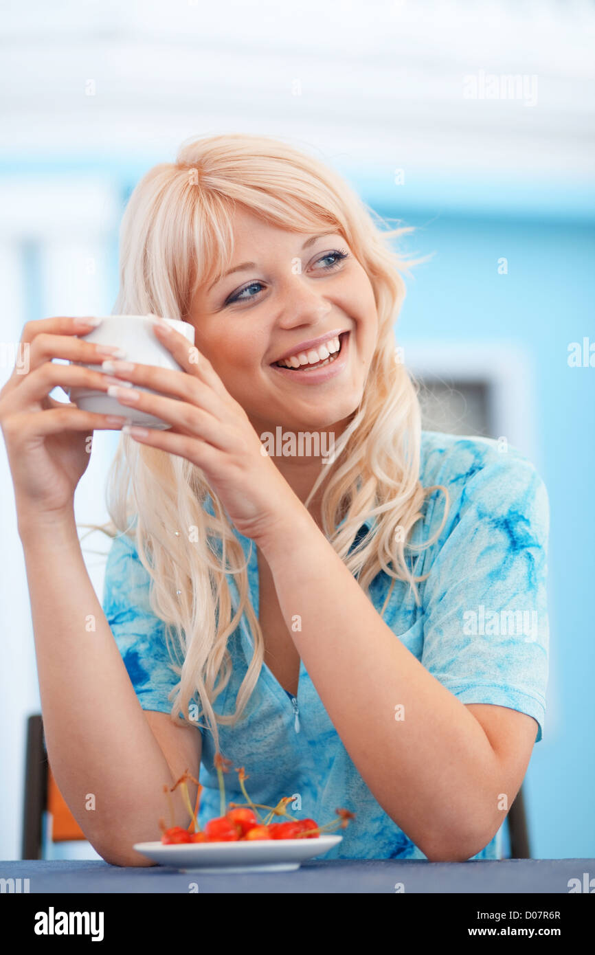 Giovane bella ragazza bere tazza di caffè nella caffetteria Foto Stock
