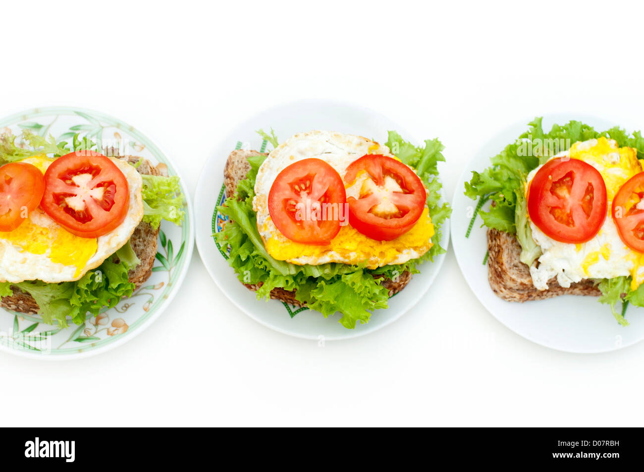 Uovo fresco panino sulla piastra nella riga Foto Stock