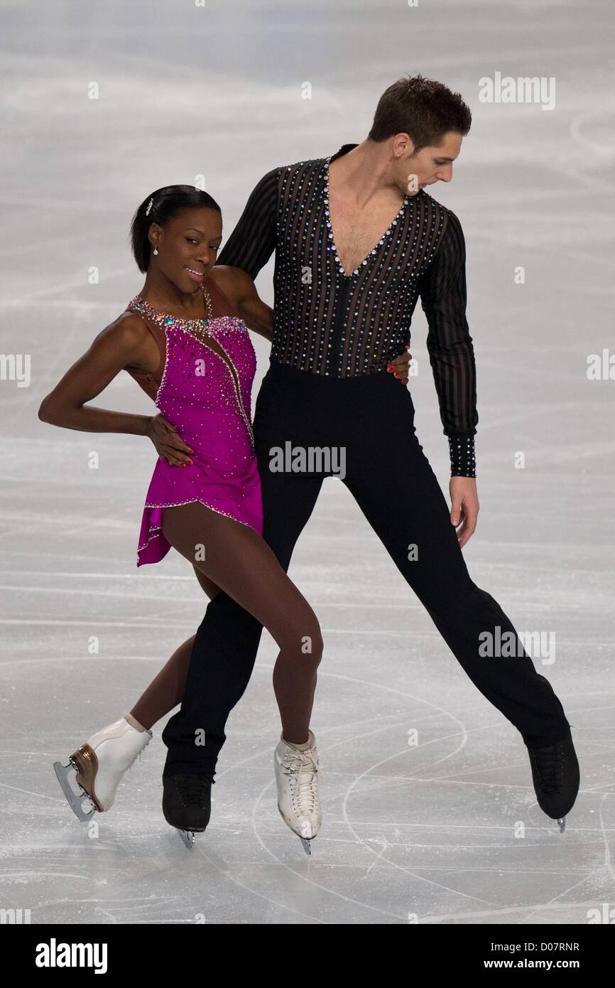 Vanessa James & Morgan Cipres (FRA), 16 novembre 2012 - Pattinaggio di Figura : Vanessa James e Morgan Cipres di Francia eseguire nelle coppie breve programma durante il ISU Grand Prix di Pattinaggio di Figura Trophee Eric Bompard 2012 al Palais Omnisports di Paris Bercy, Parigi, Francia (foto di Enrico Calderoni/AFLO SPORT) [0391] Foto Stock