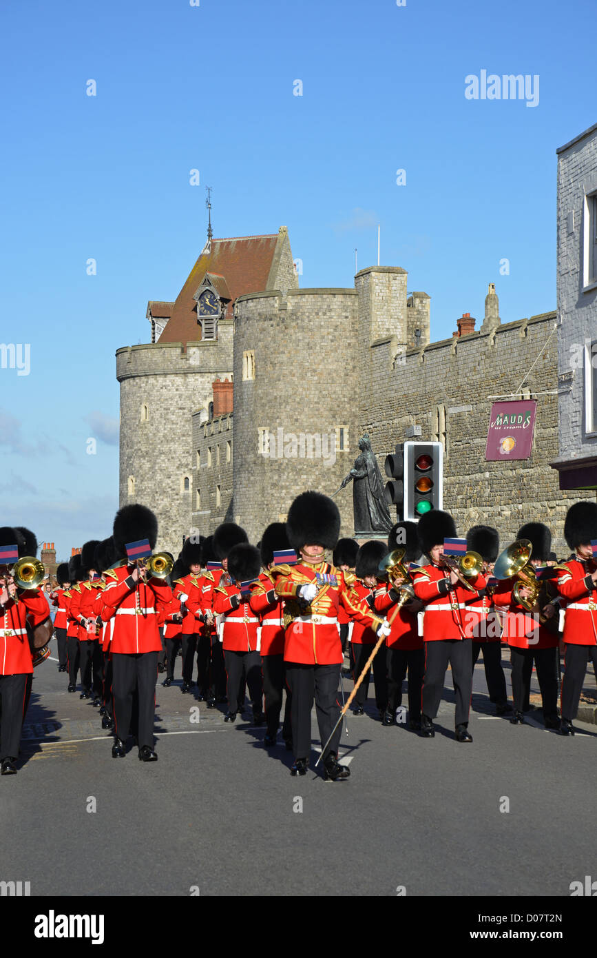Il cambio della guardia parade, High Street, Windsor, Berkshire, Inghilterra, Regno Unito Foto Stock