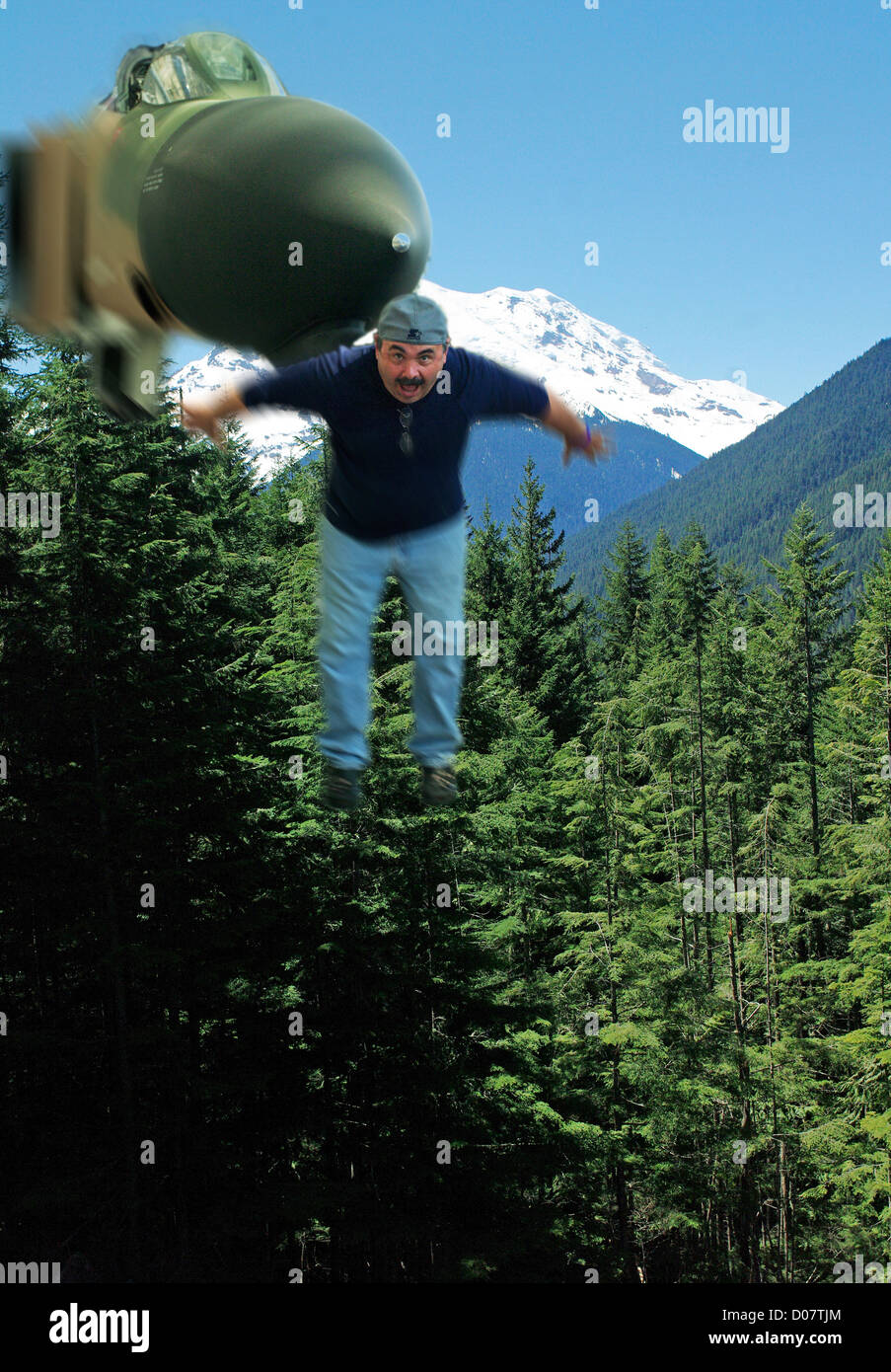 Un uomo è catturato sul bordo anteriore di un aereo militare volando sopra Mt. Rainier nello Stato di Washington, USA. Foto Stock