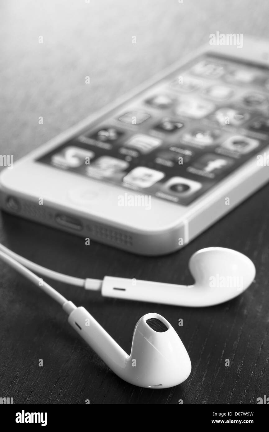 Dettaglio di iPhone 5 e gli auricolari Foto Stock