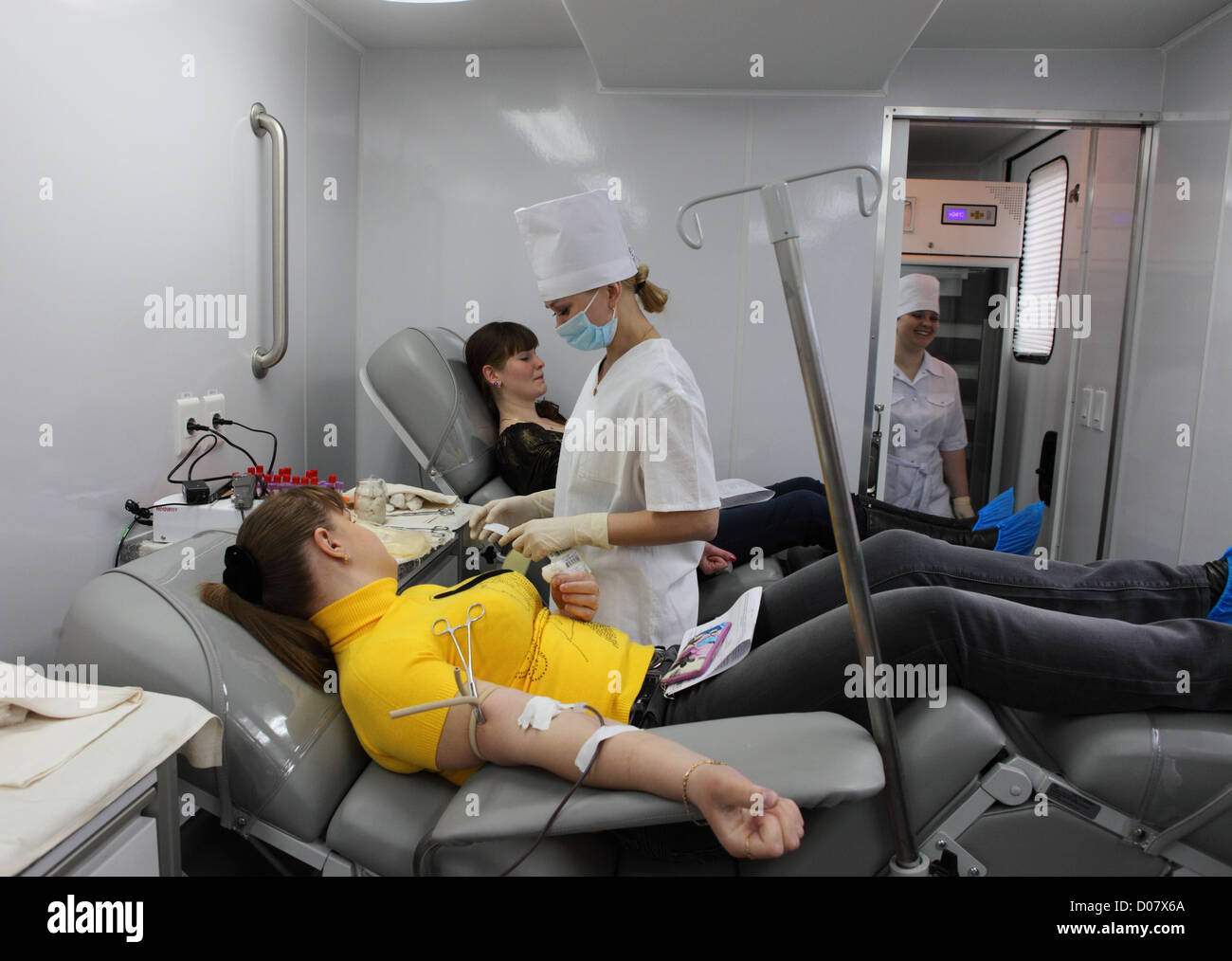 Volunteer prendere parte gratuitamente in campagna per la donazione del sangue Foto Stock