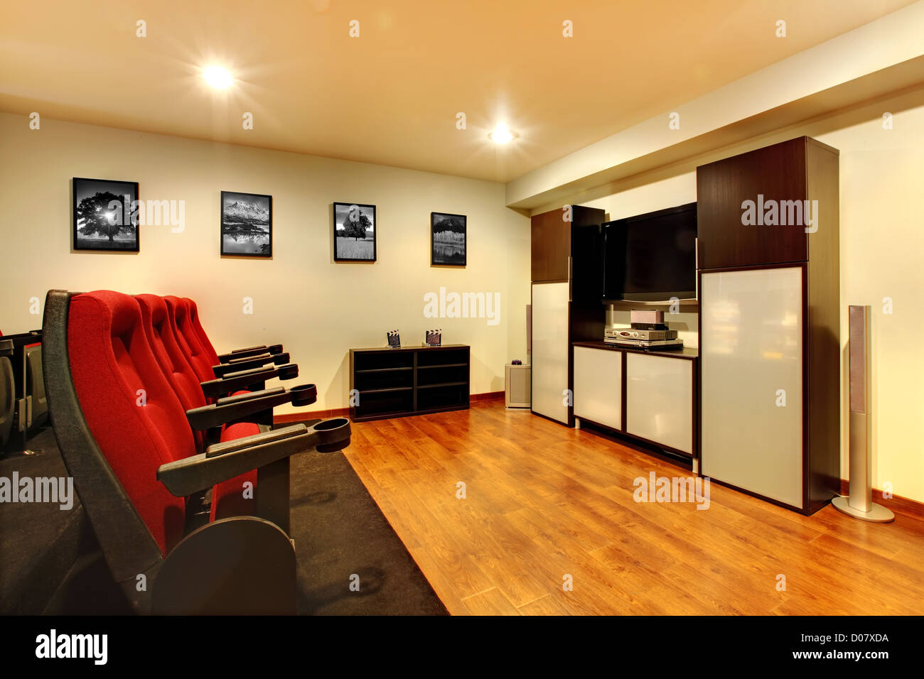 Home TV movie theater sala intrattenimento interno con real cinema sedie. Foto Stock
