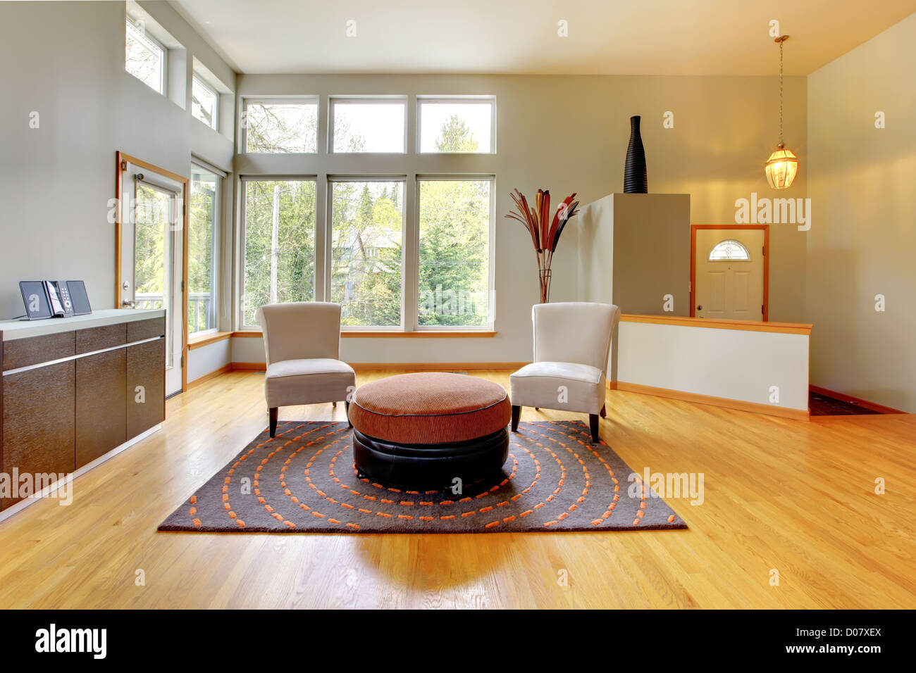 Fantastico soggiorno moderno arredamento. Verde enorme sala luminosa con mobili  moderni Foto stock - Alamy