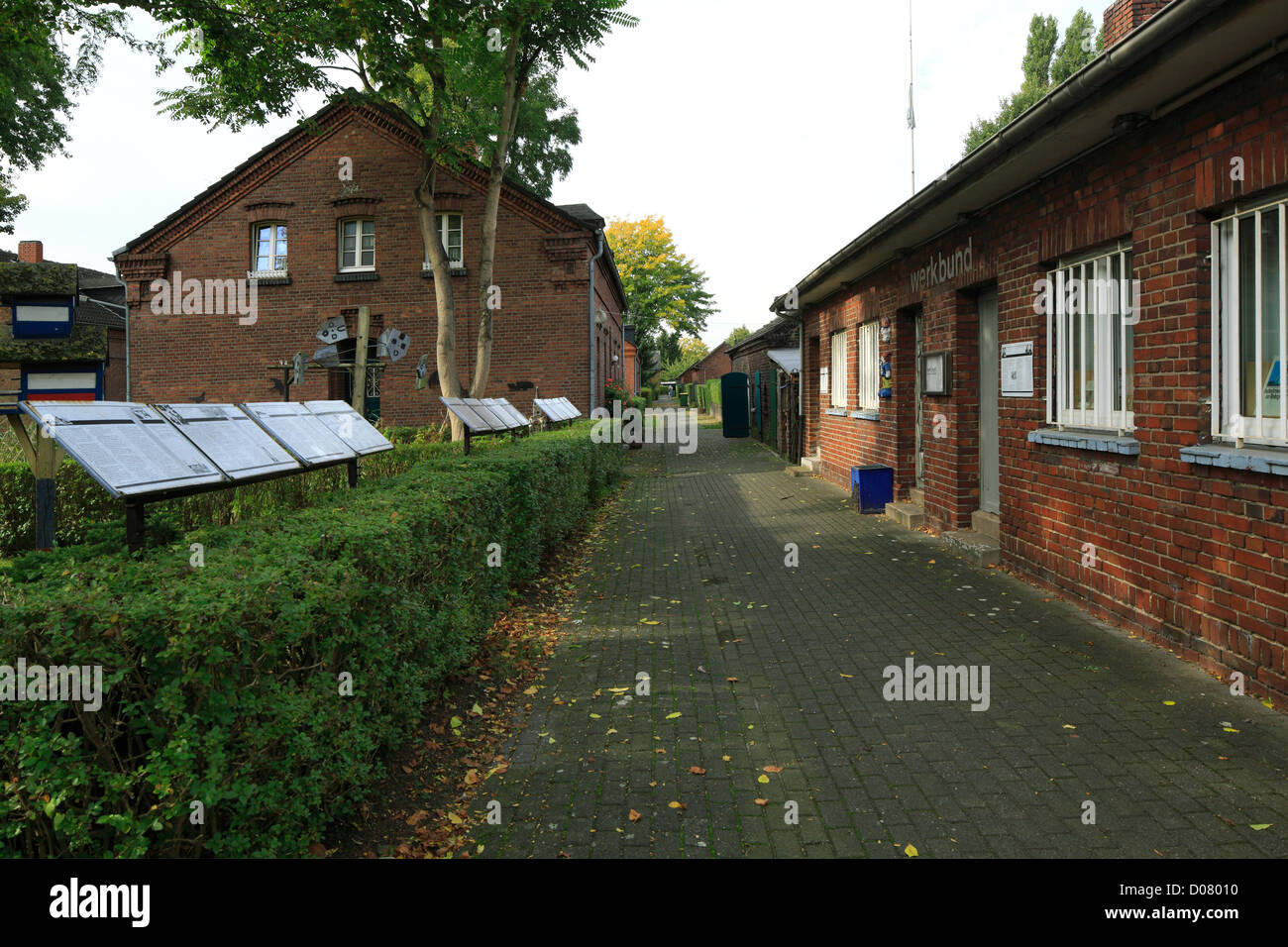 D-Oberhausen, Basso Reno, la zona della Ruhr, Renania, Renania settentrionale-Vestfalia, NRW, D-Oberhausen-Osterfeld, insediamento Eisenheim, lavoratori insediamento, percorso del patrimonio industriale, Volkshaus al Werrastrasse, Werkbund tedesco, ex lavatoio, bacheche Foto Stock