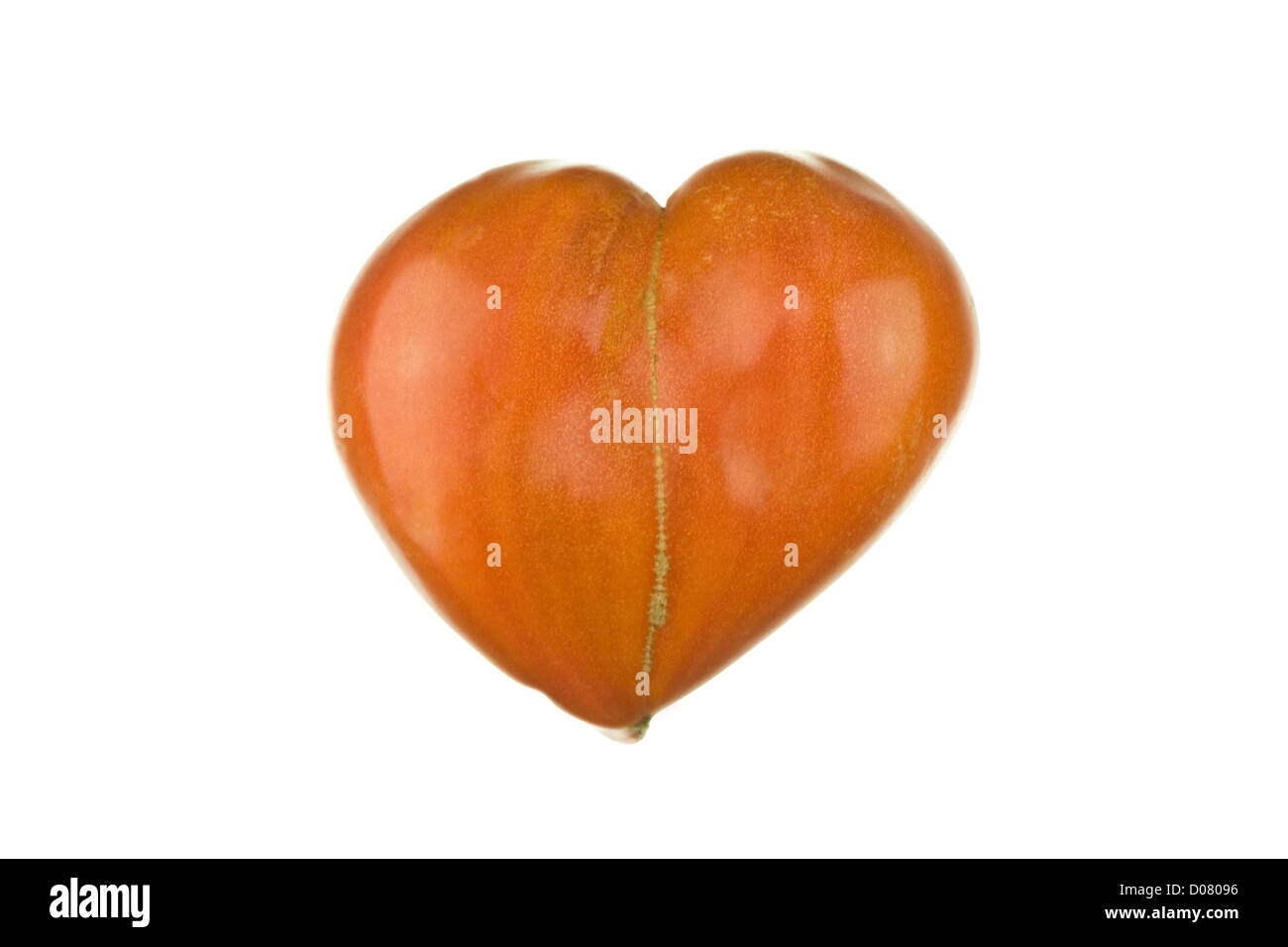 A forma di cuore sul pomodoro puro sfondo bianco Foto Stock