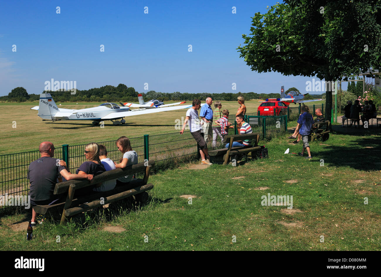 D-Krefeld, Reno, Basso Reno, Renania, Renania settentrionale-Vestfalia, NRW, D-Krefeld-Traar, airfield Krefeld-Egelsberg, pista, elica di piano, persone, visitatori, turisti Foto Stock