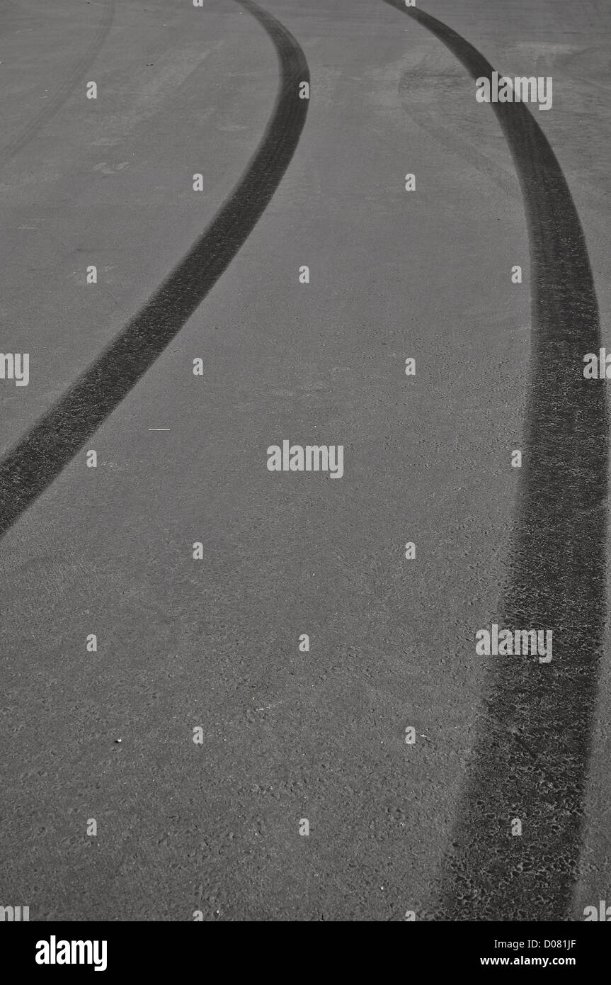 Slittamento dei pneumatici di marchi di guida pericolosa incidente Foto Stock