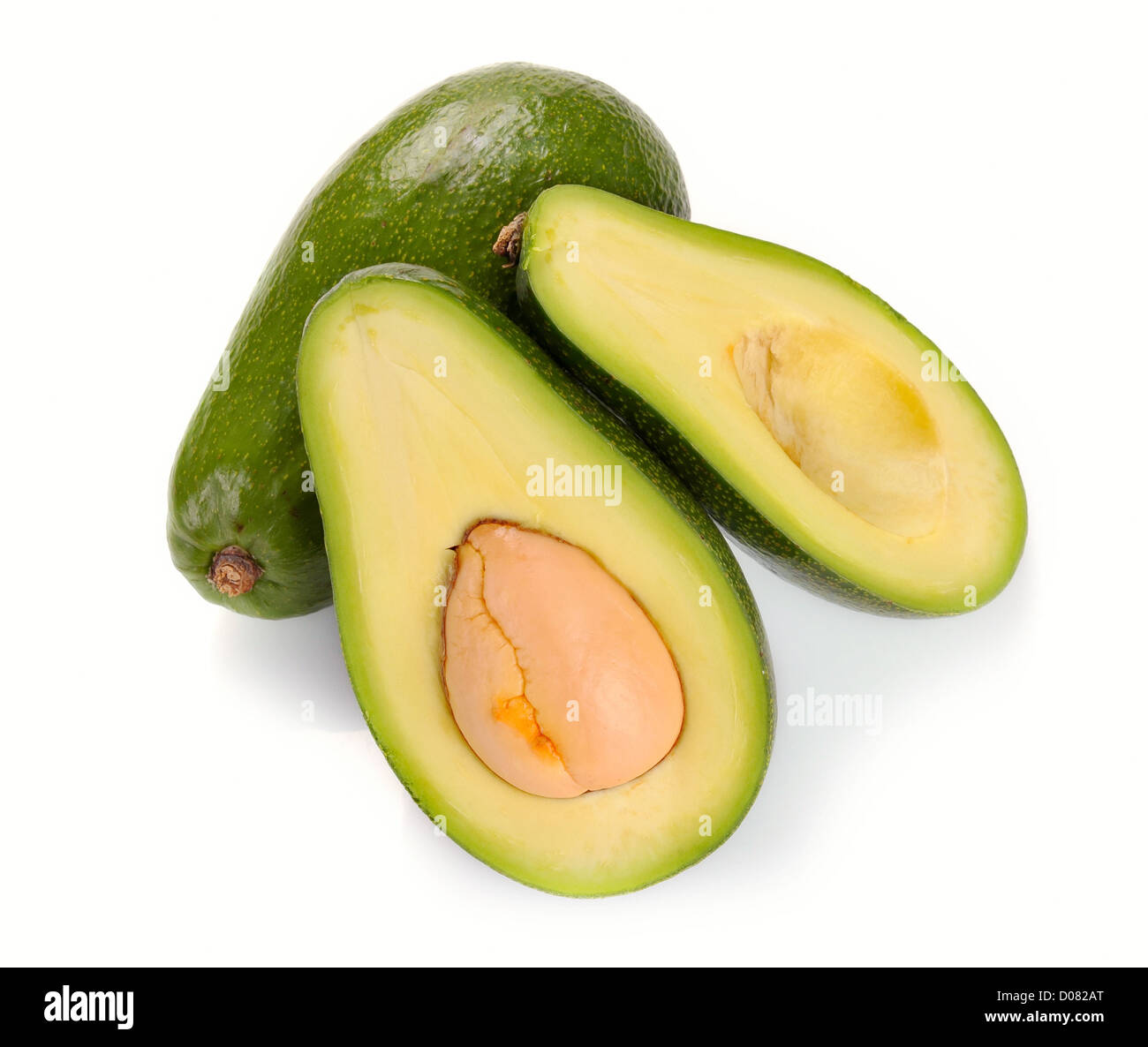 Mature affettato avocado isolati su sfondo bianco Foto Stock
