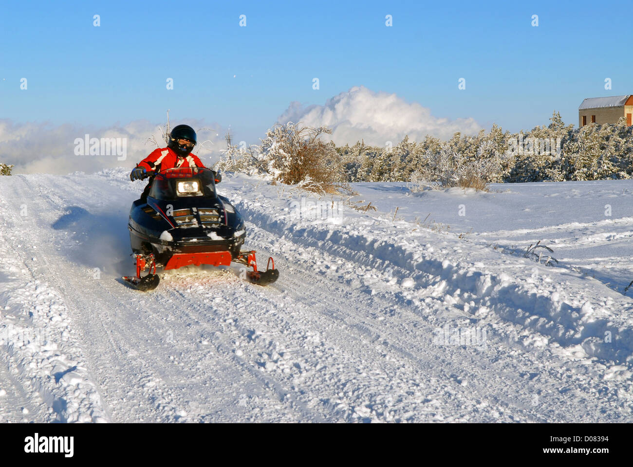 L'uomo va su una motoslitta sulla neve road Foto Stock