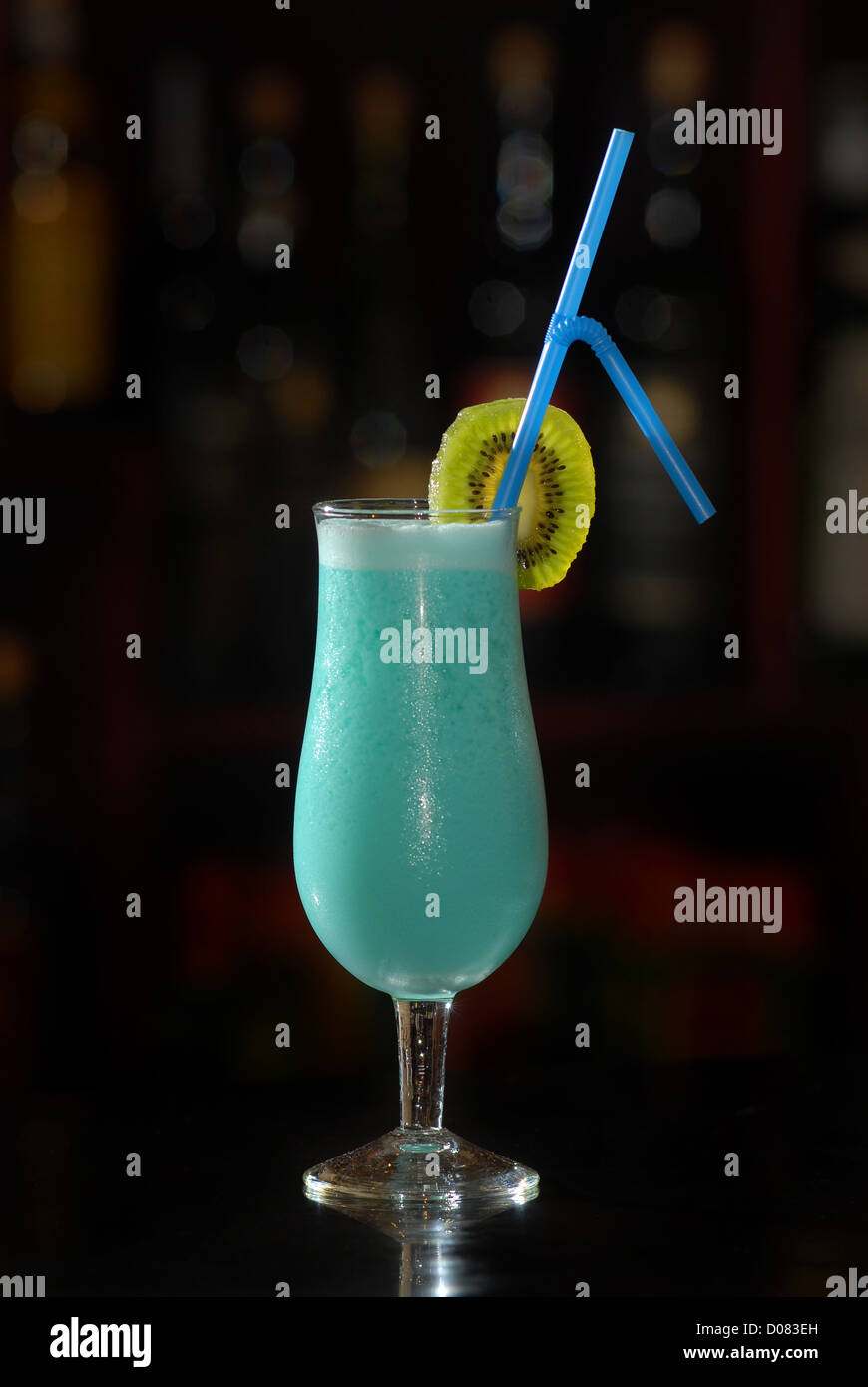 Cocktail 'una laguna blu' con kiwi Foto Stock